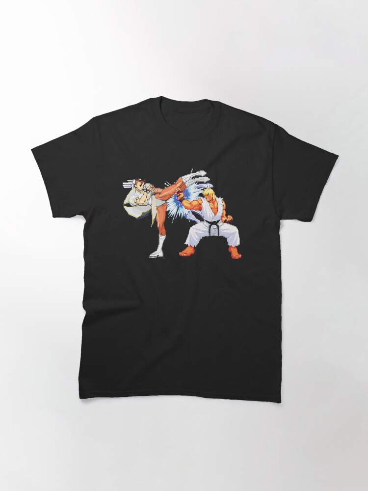 Aperçu 3 sur 7. T-shirt classique avec l'œuvre Daigo Umehara de Street Fighter contre le designer Justin Wong créée et vendue par BonnieLovato02.