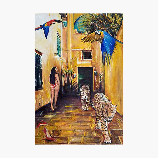 Lámina fotográfica «Mujer en bikini de lunares caminando con leopardos