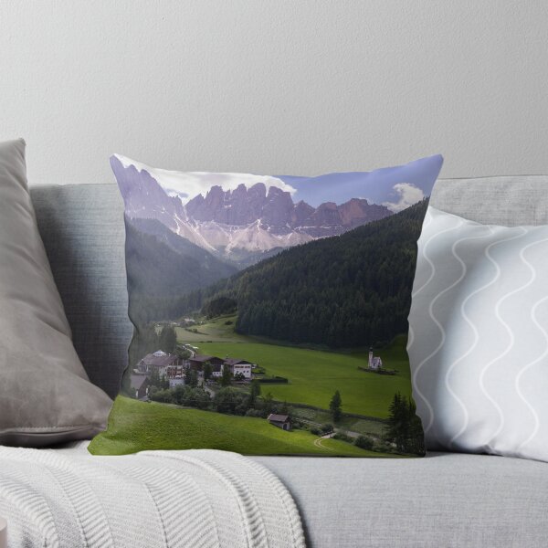 Aperçu de l'œuvre Val di Funes Ranui Church Panorama in Italy Dolomites créée et vendue par nbrandsberg.