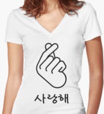 Camiseta entallada de cuello en V Korean Finger Heart "Te Amo" Hangul