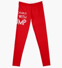 Die bedauernswerten stehen mit Trumpf Leggings