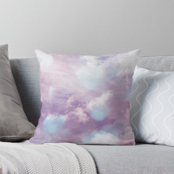 Aperçu de l'œuvre Nuages d'été avec effet Bokeh en rose, violet et bleu - Nuages créée et vendue par JulieSouster.