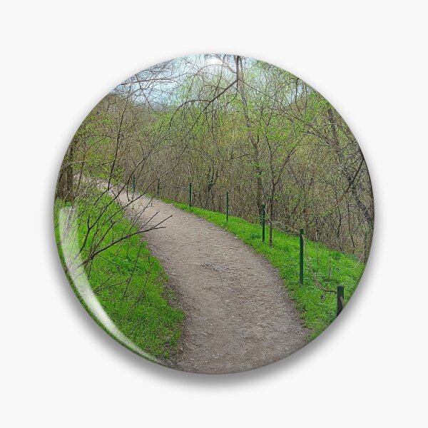 Artikelvorschau, Gewundener Bergpfad durch den Wald. Erde bedeckt mit grünem Gras und knospenden Bäumen. Alleine mitten in der Natur. Schöne Frühlingslandschaft. entworfen und verkauft von trinitronboy.
