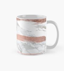 Moderner Chic-Imitat-Rosen-Goldpinsel streift weißen Marmor Tasse