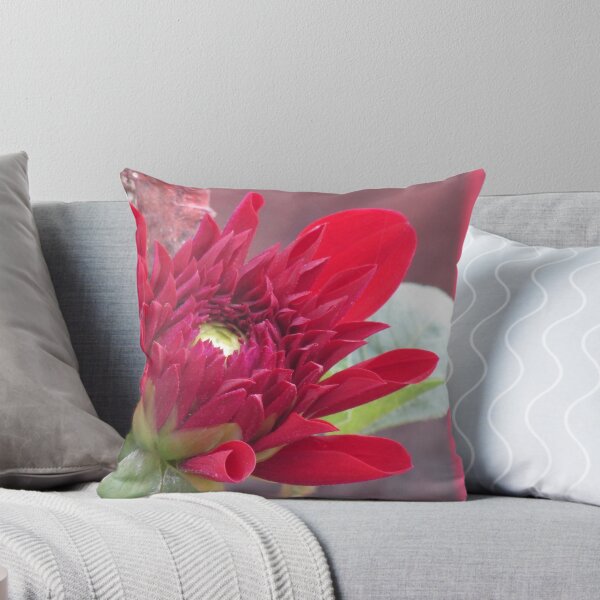 Aperçu de l'œuvre Fleur d'été d'hiver dahlia rouge marron créée et vendue par hellonamrata.