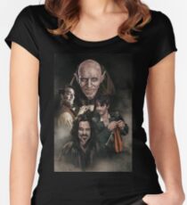 Camiseta entallada de cuello ancho Lo que hacemos en las sombras