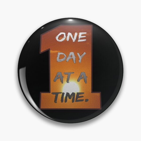Item preview,  La frase 'Un día a la vez' es una frase práctica que trae esperanza. Agregué el amanecer porque creo que refuerza el mensaje de esperanza. Tiene recuerdos felices para mí. Lo tomé de pie descalzo sin nadie alrededor en una hermosa playa en el Cabo Orient designed and sold by MHen.