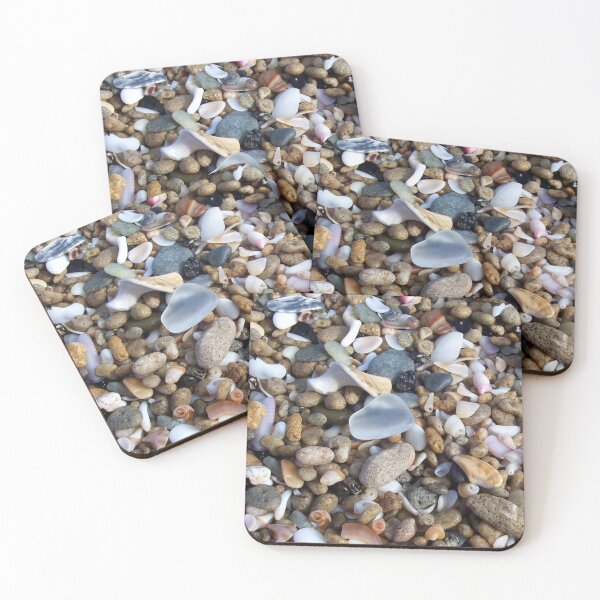 Artikelvorschau, Weißes Meerglas, winzige Muscheln, Greige-Kieselsteine am Strand entworfen und verkauft von Beachy.