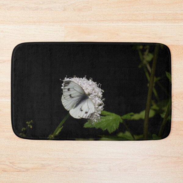 Artikelvorschau, Weißer Schmetterling auf Blumen entworfen und verkauft von Meggie-moos.