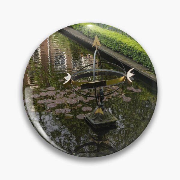 Artikelvorschau, Ruhe im Hinterhof – ein wunderschön angelegter Garten mit einem Springbrunnen entworfen und verkauft von Georgia Mizuleva.