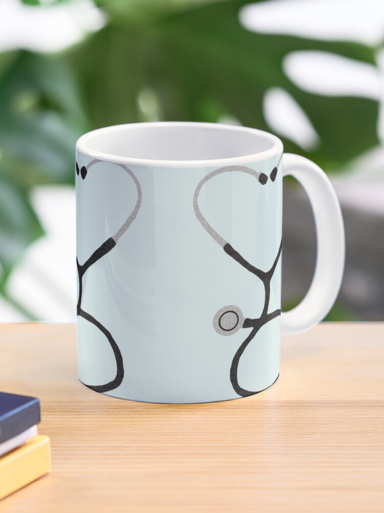 Mug à café for Sale avec l'œuvre « Stéthoscope en forme de coeur pour  médecin ou infirmière » de l'artiste Amy Hadden