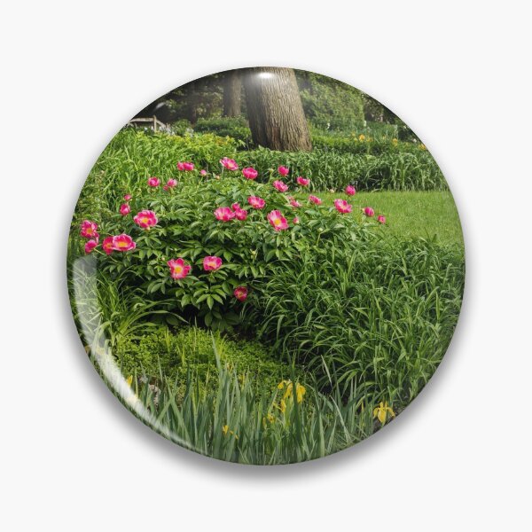 Artikelvorschau, Gardening Delights - kräftige Grüns und blühende Pfingstrosen entworfen und verkauft von Georgia Mizuleva.