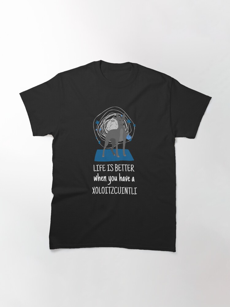 Imagen 3 de 7, Camiseta clásica con la obra La vida es mejor cuando tienes un Xoloitzcuintli, diseñada y vendida por kindofthelabel.