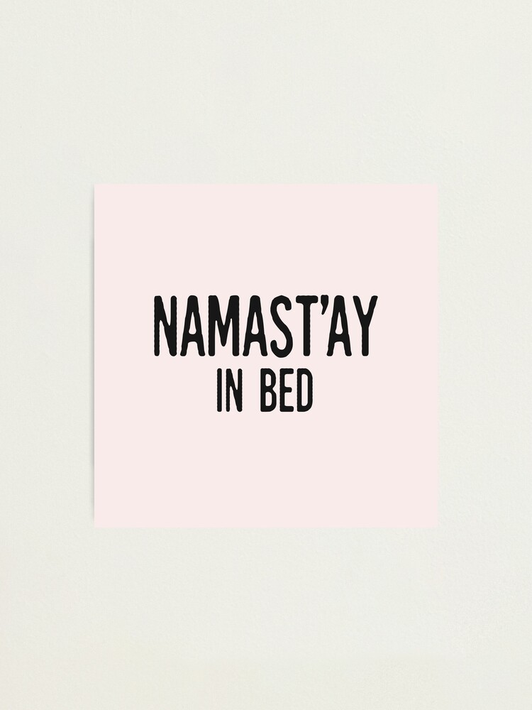 Impression Photo Citation D Yoga Drole Namastay Dans La Chemise De Texte Drole De Lit Par Sago Design Redbubble