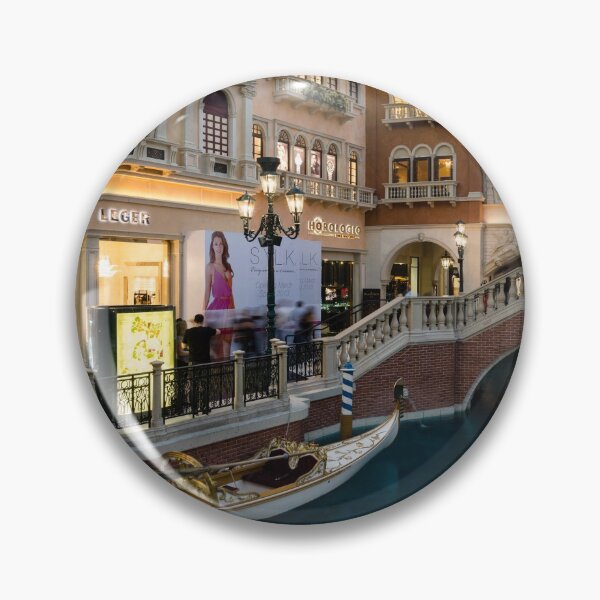 Artikelvorschau, Prächtiges Einkaufsziel - White Wedding Gondola in den venezianischen Grand Canal Shoppes entworfen und verkauft von Georgia Mizuleva.