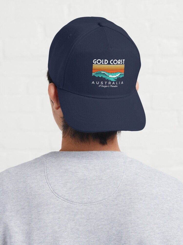 Aperçu 4 sur 7. Casquette avec l'œuvre Gold Coast Australie Un paradis pour les surfeurs créée et vendue par cafeteeria.