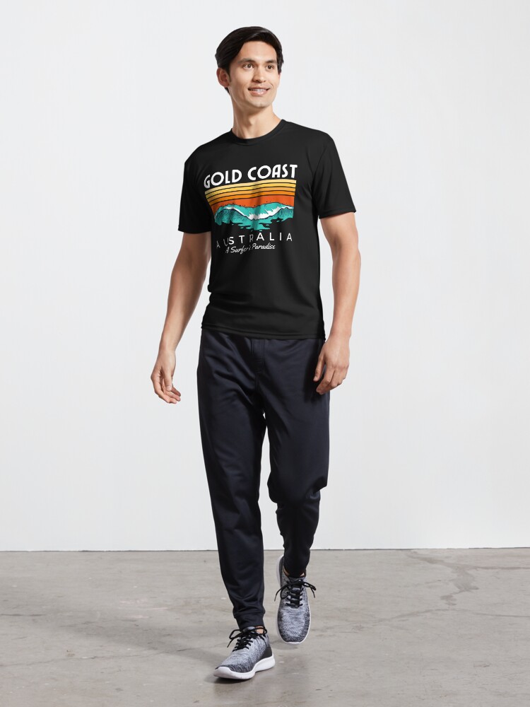 Aperçu 5 sur 7. T-shirt respirant avec l'œuvre Gold Coast Australie Un paradis pour les surfeurs créée et vendue par cafeteeria.