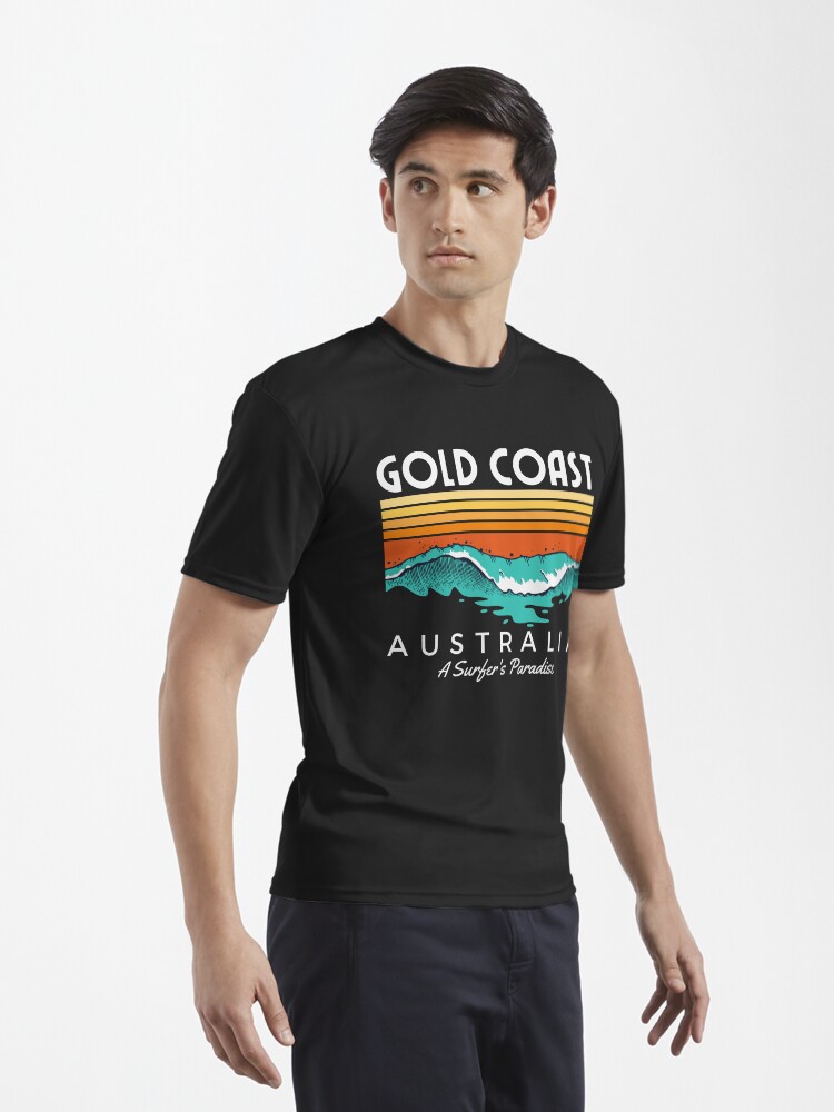Aperçu 3 sur 7. T-shirt respirant avec l'œuvre Gold Coast Australie Un paradis pour les surfeurs créée et vendue par cafeteeria.