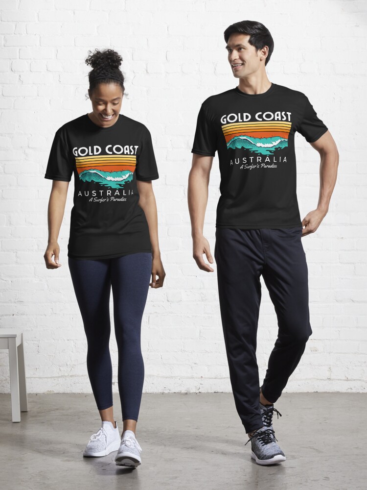 Aperçu 1 sur 7. T-shirt respirant avec l'œuvre Gold Coast Australie Un paradis pour les surfeurs créée et vendue par cafeteeria.