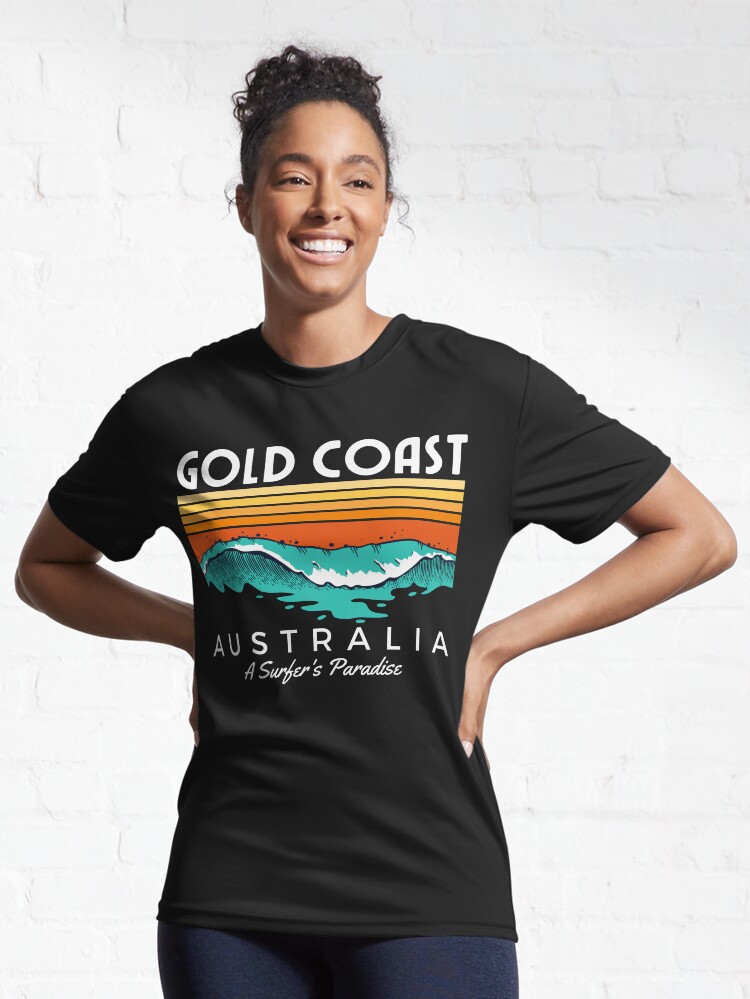 Aperçu 6 sur 7. T-shirt respirant avec l'œuvre Gold Coast Australie Un paradis pour les surfeurs créée et vendue par cafeteeria.