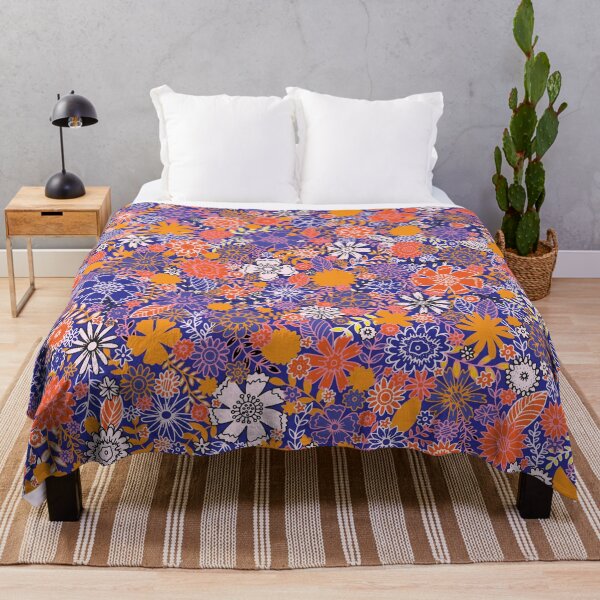 Artikelvorschau, Retro-Blumenfeld - Electric Blue entworfen und verkauft von Claire Bowley.