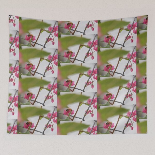 Item preview, the bee designed and sold by Elisabeth Dubois.