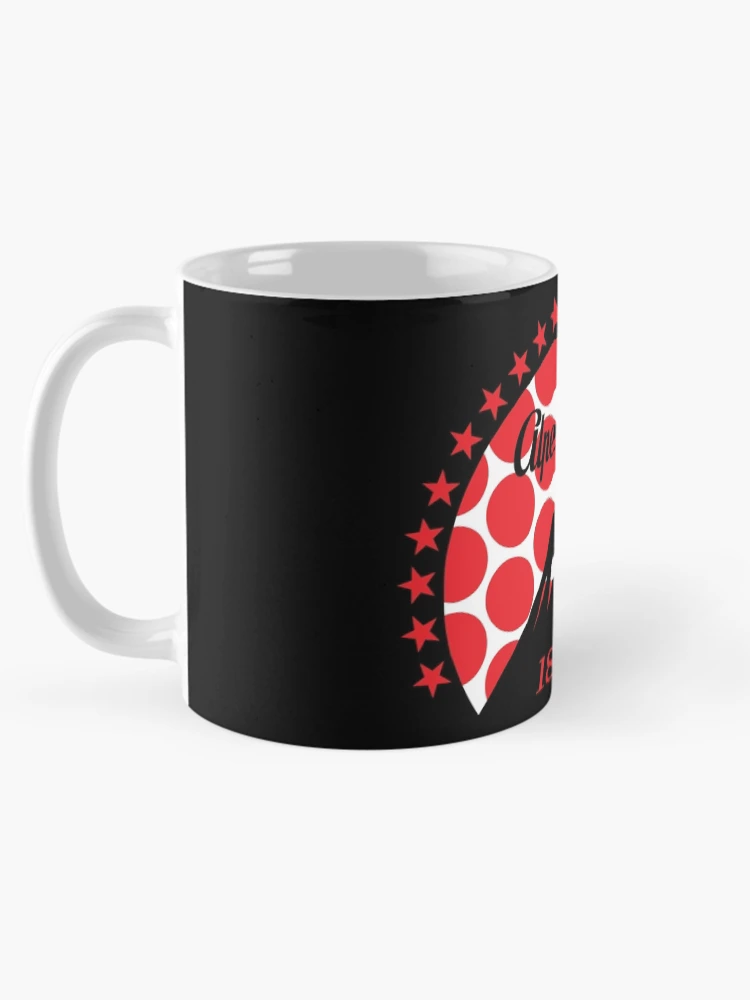 Aperçu 5 sur 6. Mug à café avec l'œuvre Alpe d'Huez (Pois Rouges) créée et vendue par sher00.