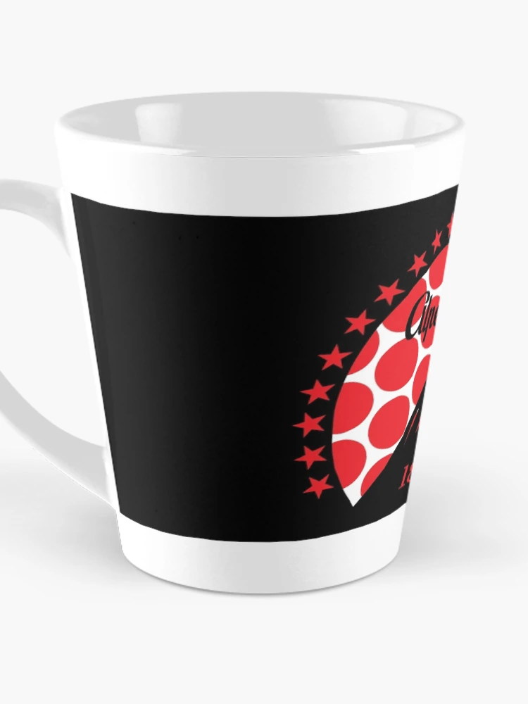 Aperçu 3 sur 4. Mug à café avec l'œuvre Alpe d'Huez (Pois Rouges) créée et vendue par sher00.