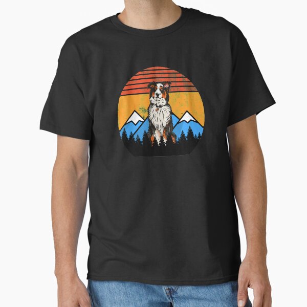 Vista previa del artículo con la obra «Regalo de perro Border Collie retro envejecido con puesta de sol, montañas y bosque», diseñado y vendido por Guarddogdrive.