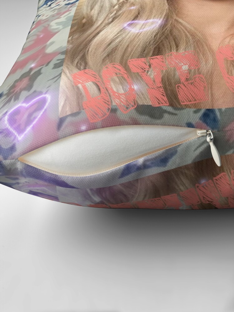Imagen 2 de 4, Cojín con la obra PALOMA CAMERON, diseñada y vendida por Alien17.