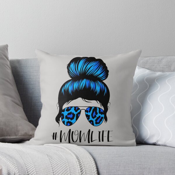 Artikelvorschau, Simple Mom Life Text Design Messy Bun Blaue Leoparden-Sonnenbrille #MOMLIFE Beliebtestes Design für Mama-Geschenke entworfen und verkauft von beautifulcharm.
