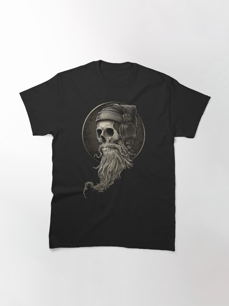 Aperçu 3 sur 7. T-shirt classique avec l'œuvre Barbe de crâne de Viking vintage avec casque créée et vendue par Winya.