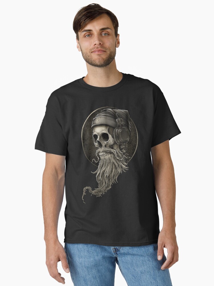 Aperçu 1 sur 7. T-shirt classique avec l'œuvre Barbe de crâne de Viking vintage avec casque créée et vendue par Winya.