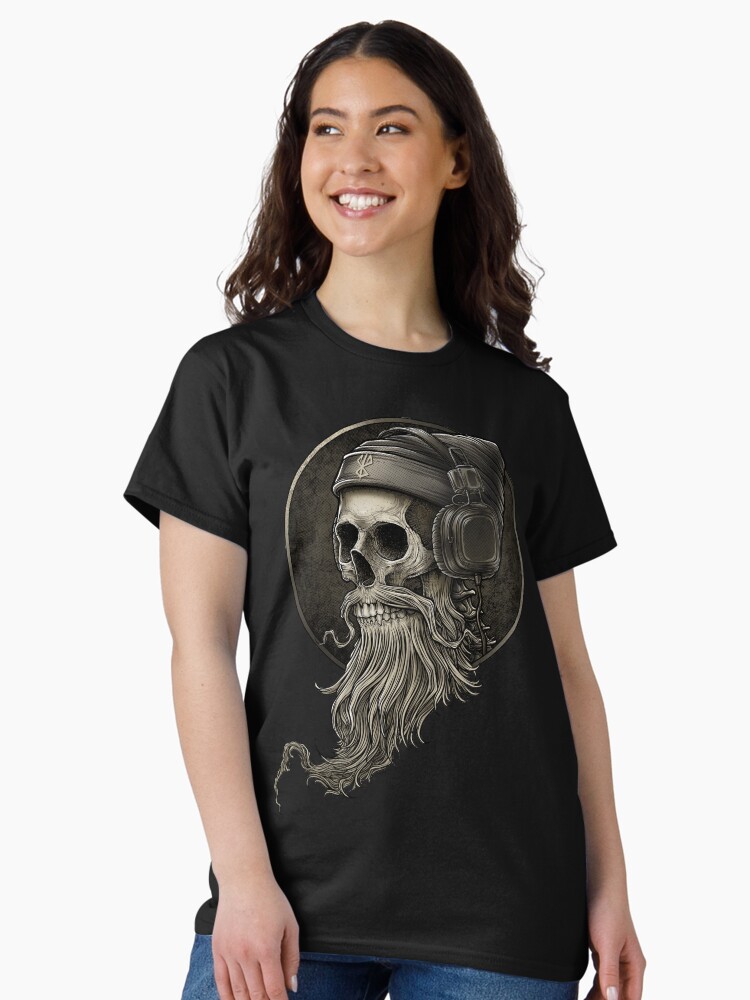 Aperçu 2 sur 7. T-shirt classique avec l'œuvre Barbe de crâne de Viking vintage avec casque créée et vendue par Winya.