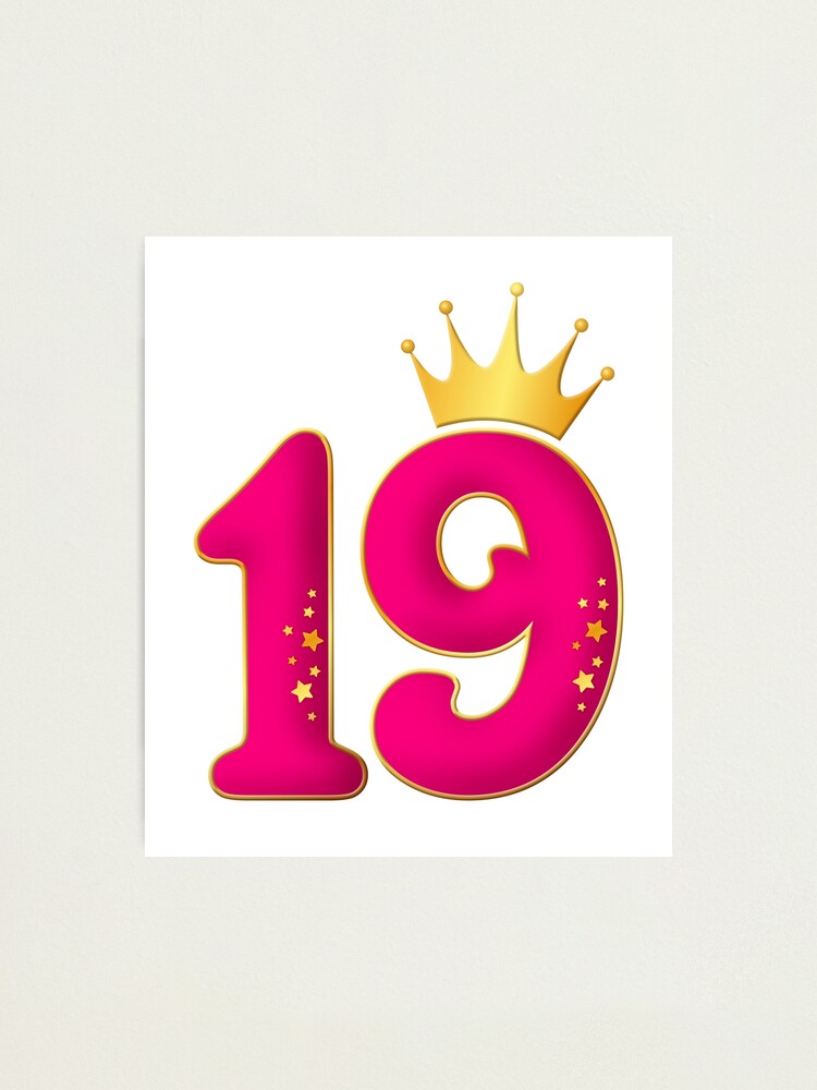 Lámina fotográfica for Sale con la obra «19 años, diseño de fiesta de  cumpleaños para niñas. Número 19 y corona» de iclipart