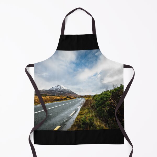 Artikelvorschau, Die Straße zum Mount Errigal im Winter, in der Nähe von Gweedore in der Grafschaft Donegal, Irland. entworfen und verkauft von AlbertMi.