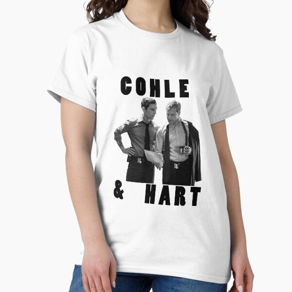 Vista previa del artículo con la obra «El verdadero detective Cohle Hart como un tenso personaje cotidiano encuentra pistas en los casos de asesinatos en serie», diseñado y vendido por TrueDetectiveBr.