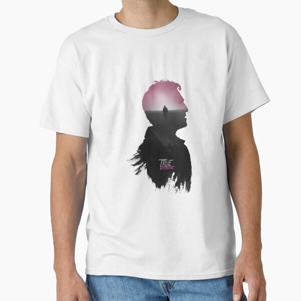 Vista previa del artículo con la obra «True Detective Cohle Tee como un tenso personaje cotidiano Encuentra pistas en los casos de asesinatos en serie», diseñado y vendido por TrueDetectiveBr.