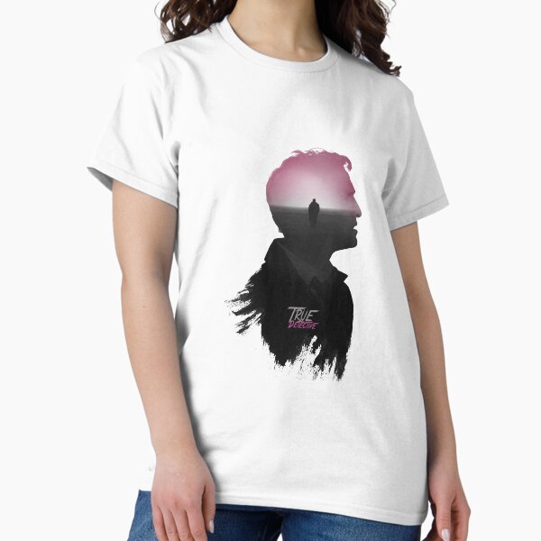Vista previa del artículo con la obra «True Detective Cohle Tee como un tenso personaje cotidiano Encuentra pistas en los casos de asesinatos en serie», diseñado y vendido por TrueDetectiveBr.