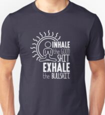 Inhalieren Sie die gute Scheiße Atmen Sie den Bullshit aus - lustige Grafikneuheits-Meditations-Yoga-Entwurf Slim Fit T-Shirt