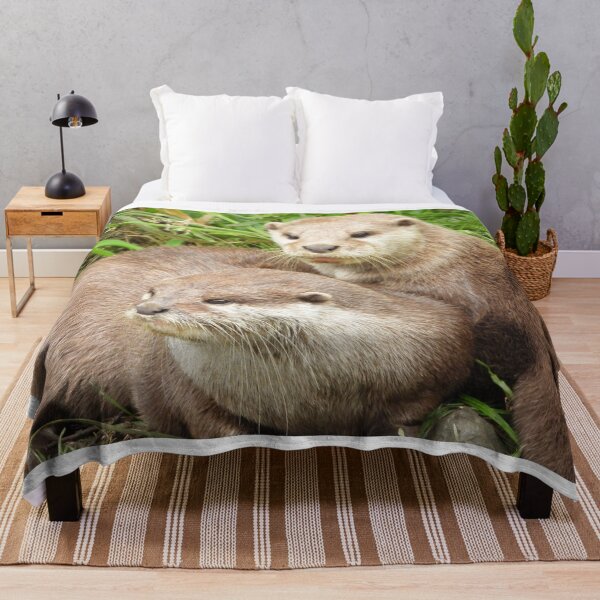 Artikelvorschau, Ein Paar wunderschöne europäische asiatische Otter entworfen und verkauft von Karen Thomson.