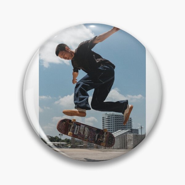 Artikelvorschau, Ein Mann, der skatet und das Skateboard dreht entworfen und verkauft von AidenChen.