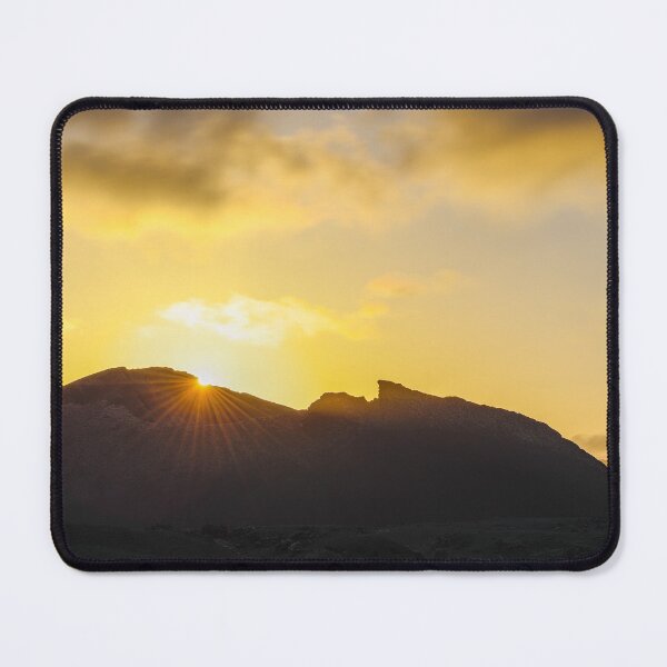 Aperçu de l'œuvre Sunset behind Volcan del Cuervo créée et vendue par iCimages.net.