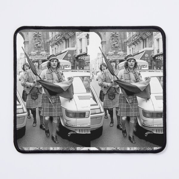 Item preview, r2953/ Retour vers le Passé ! Les Gens de Paris : les Ecossais sont là (1) Konica T3: Vivitar Série 1:70.210 hp5 400 iso Okaio Créations Olavia & Olao 1975 designed and sold by o.okaïo.