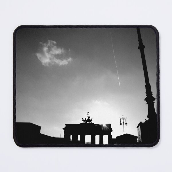 Artikelvorschau, Brandenberger Tour und Pariser Platz in Silhouette, Berlin entworfen und verkauft von CloneDigitalArt.