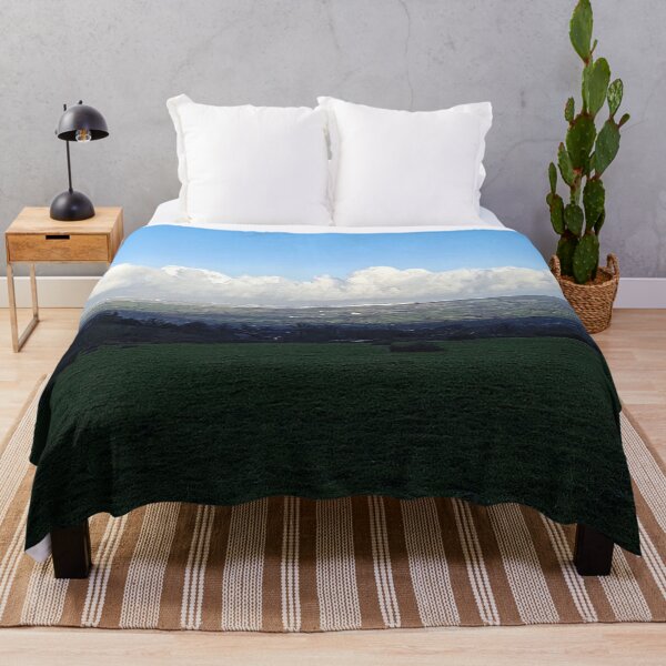 Aperçu de l'œuvre Nuages duveteux au-dessus des collines créée et vendue par rkaidesigns.