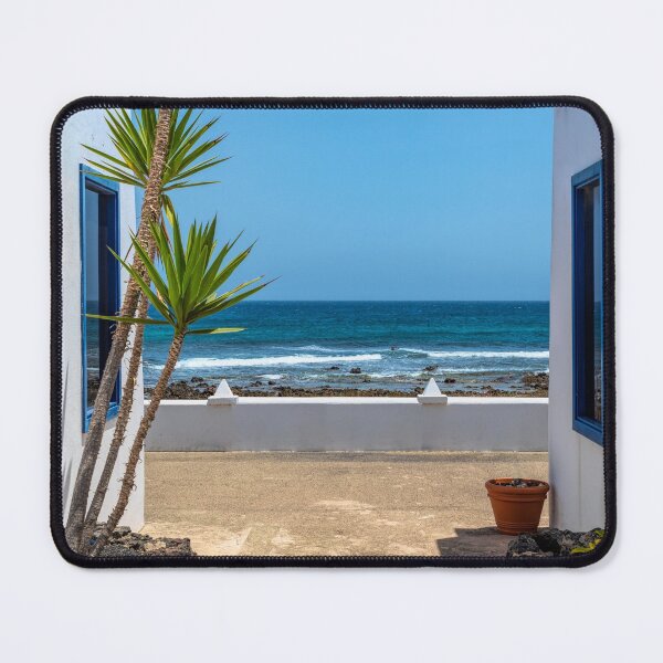 Aperçu de l'œuvre Ciel bleu et vue mer entre maisons de vacances blanches créée et vendue par iCimages.net.