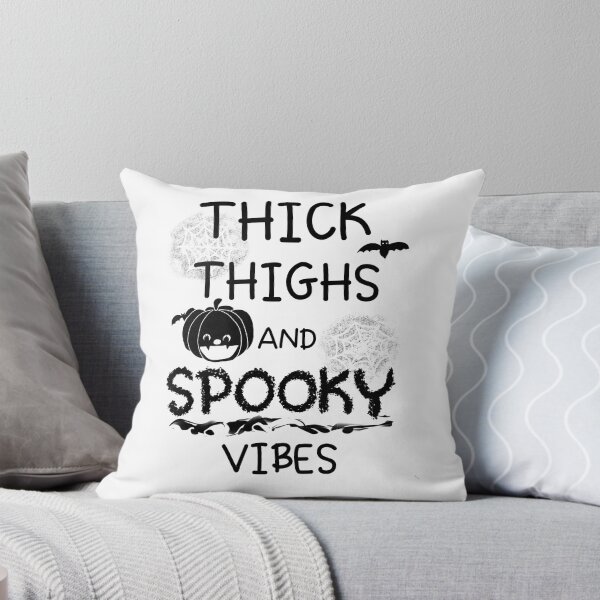 Artikelvorschau, Die Geschichte von Halloween kommt wieder. Kaufen Sie es für diese Halloween-Saison. Es ist sowohl ein Geschenk für sich selbst als auch für Ihre Freunde. entworfen und verkauft von Kapoona.
