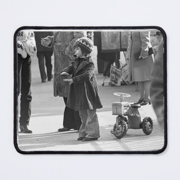 Item preview, r1065/ New Finition 2021: Les Gens de Paris :devant le Cinéma : Kun Fun ! - Konica T3: Vivitar Série 1:70.210 hp5 400 iso Okaio Créations Olavia & Olao 1975 designed and sold by o.okaïo.