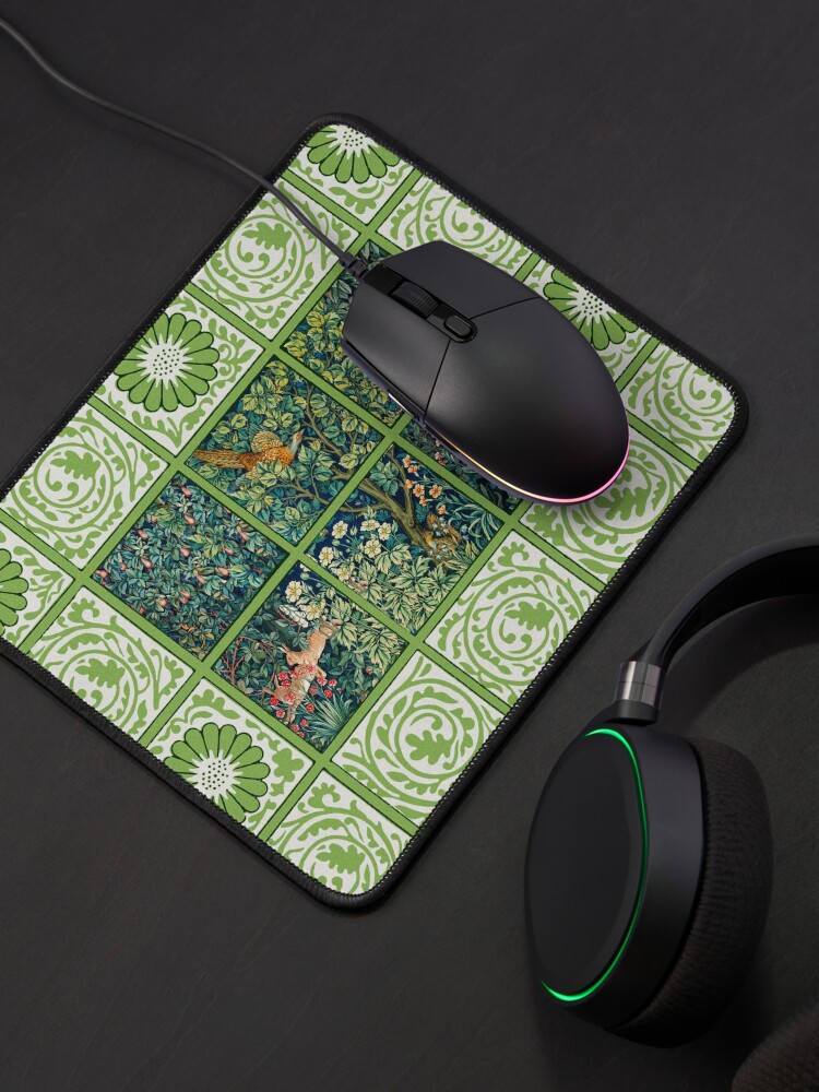 Aperçu 4 sur 5. Tapis de souris avec l'œuvre VERDURE, ANIMAUX DE LA FORÊT Renard, Faisan sur Arbre, Écureuil, Lièvres, Carrés Floral Vert Blanc créée et vendue par BulganLumini.